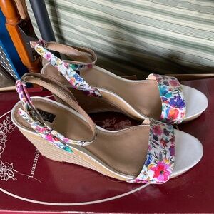 G.I.L.I. Flowered Wedges Size 10 NWOB